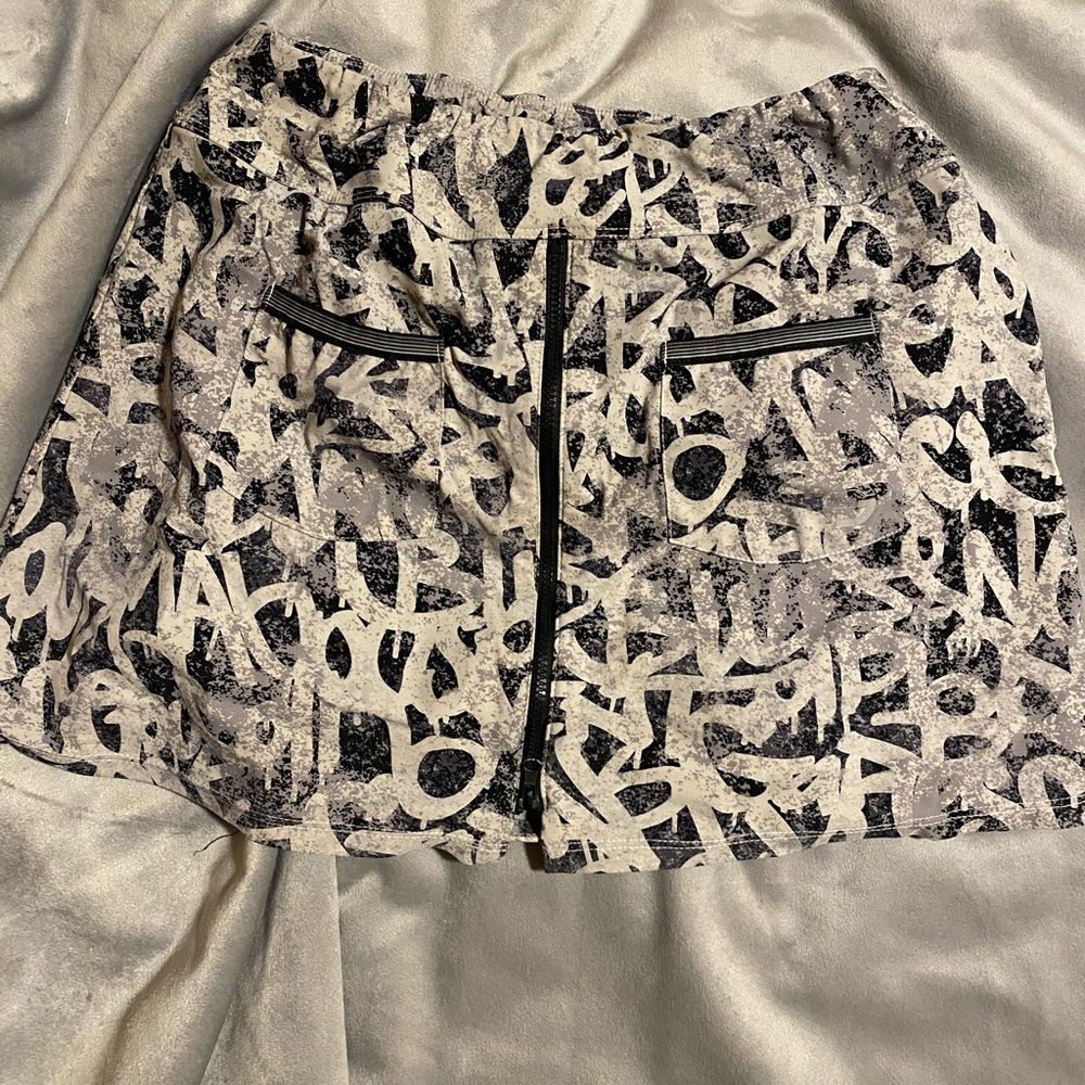 Foray Golf Graffiti Skort Zip with multiple pockets Black & Cream sz S